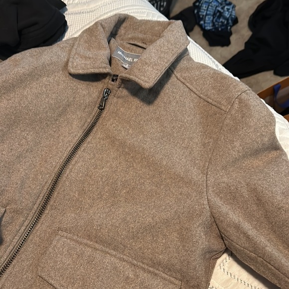 New jacket no tags just tried on put away doesn’t fit anymore - Picture 2 of 4